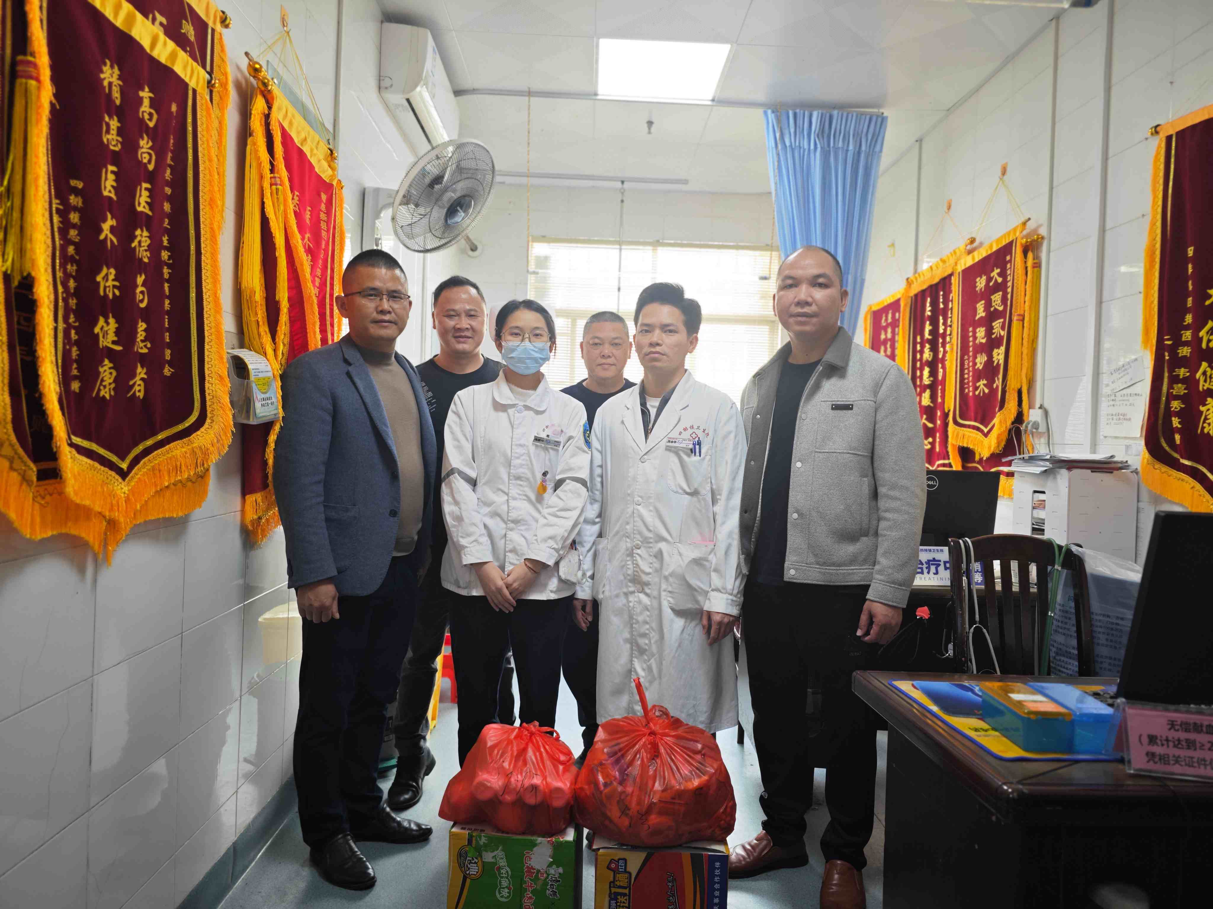 慰问组到门急诊科慰问照片(拍摄者:邓华珍).jpg