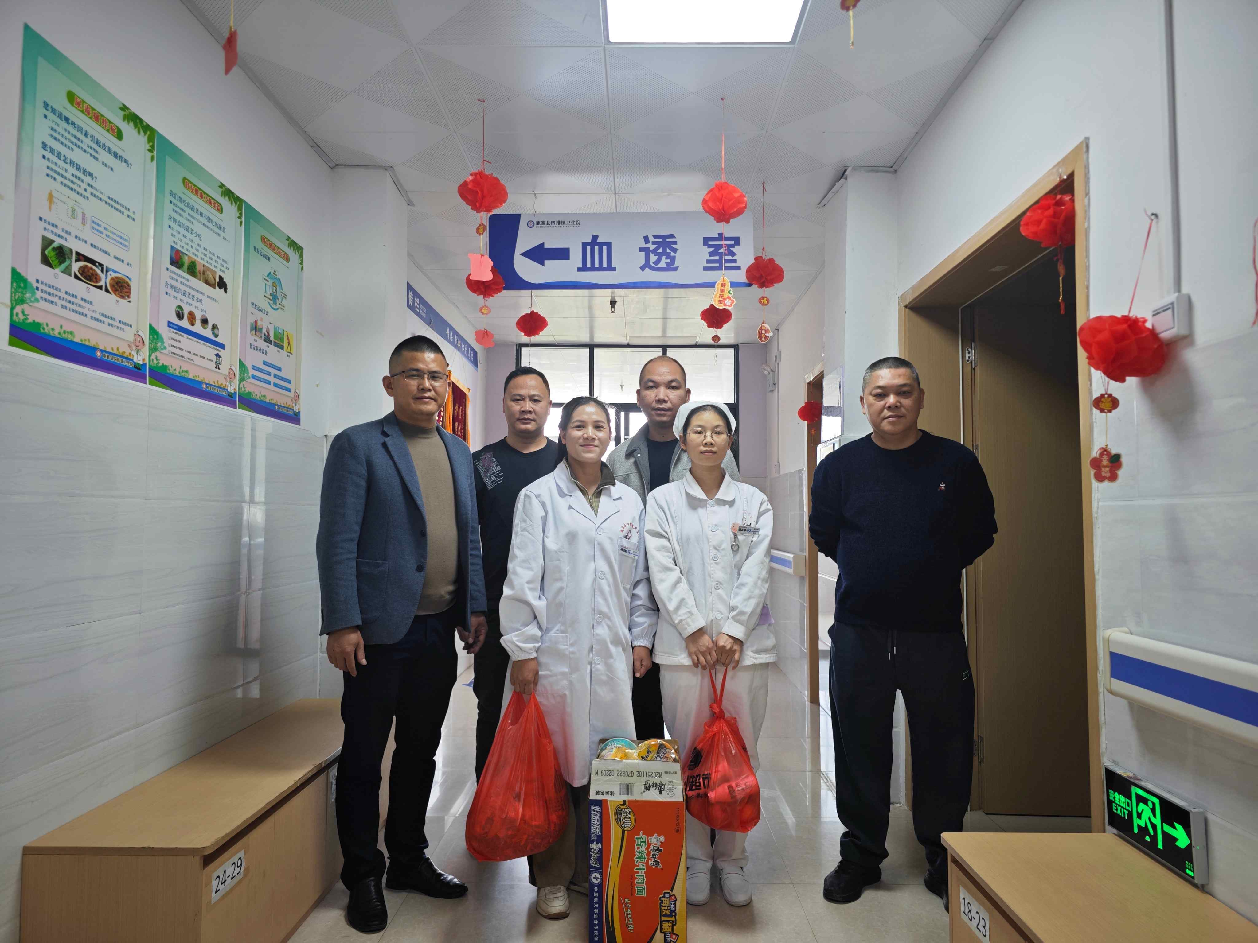 慰问组到血透室慰问照片(拍摄者:邓华珍).jpg
