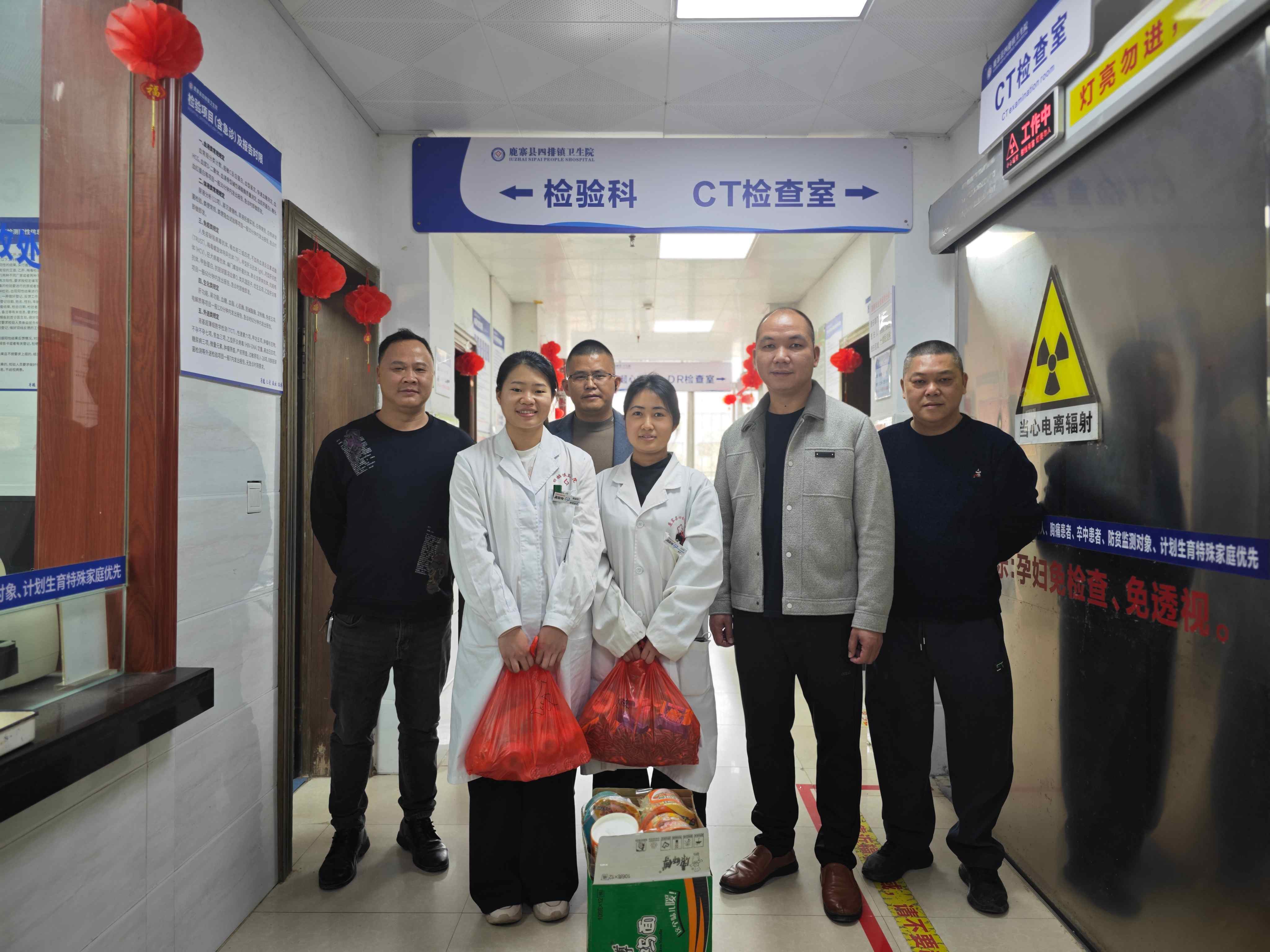 慰问组到医技科慰问照片(拍摄者:邓华珍).jpg