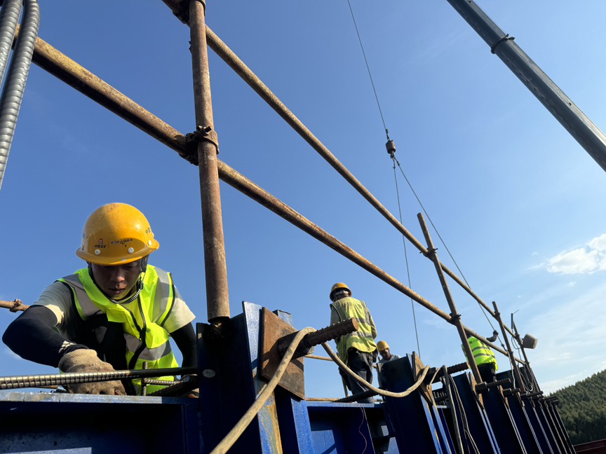 罗鹿高速新村大桥左幅完成浇筑 (2).jpg