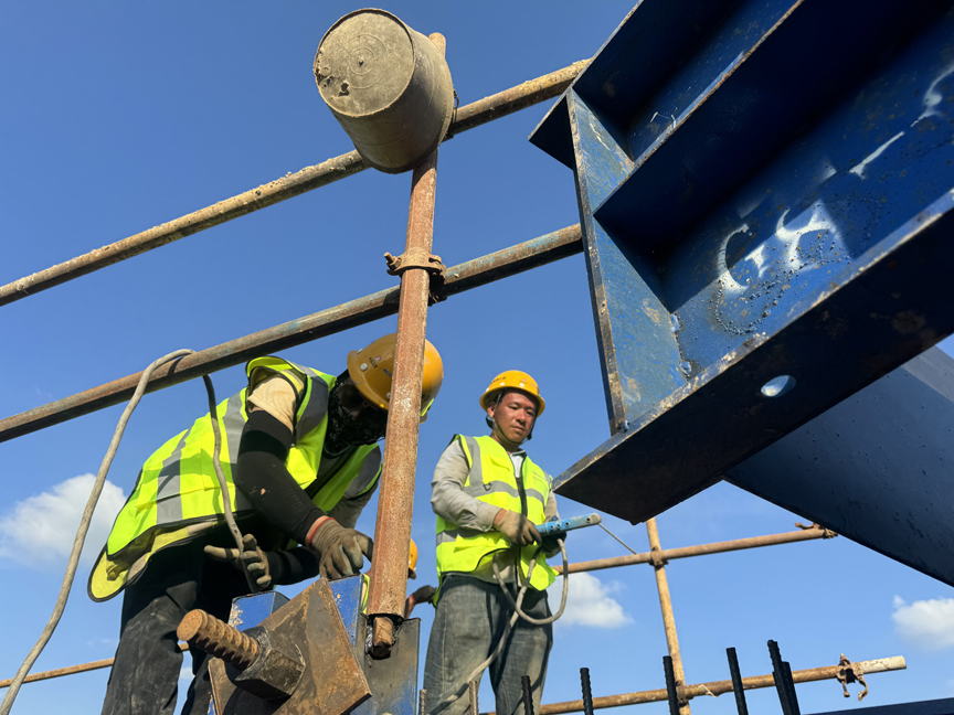 罗鹿高速新村大桥左幅完成浇筑 (3).jpg