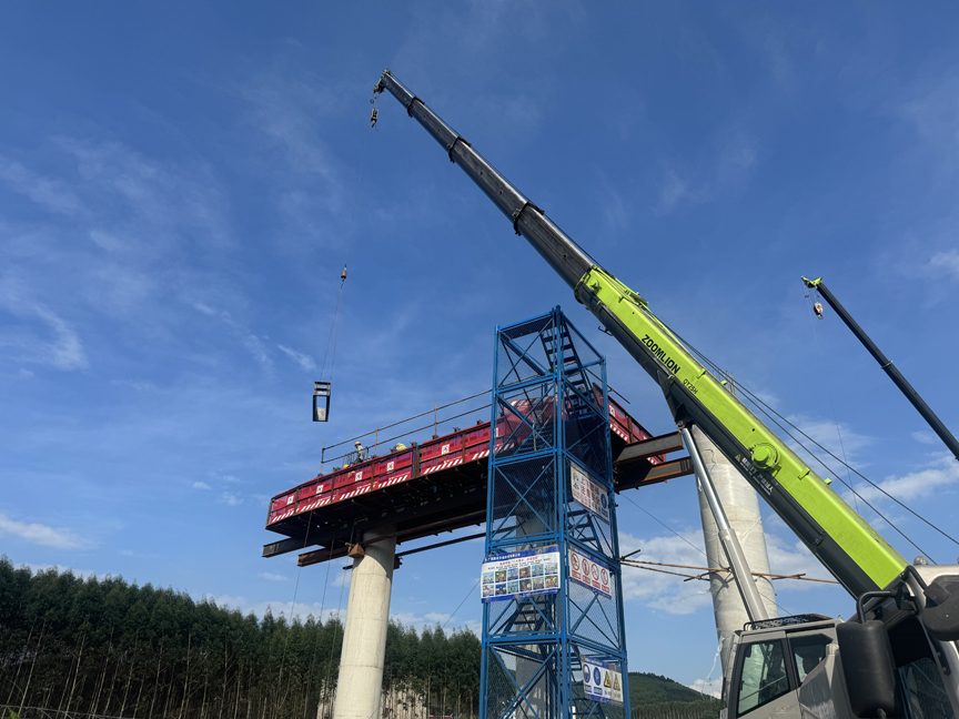 罗鹿高速新村大桥左幅完成浇筑 (4).jpg