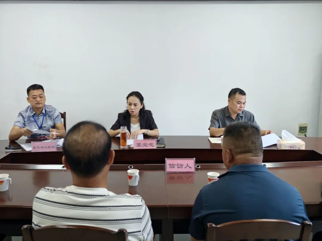 覃宝花参加“县委书记公开大接访”活动.png