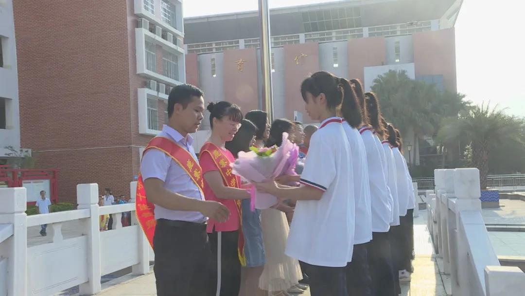 鹿寨中学举行庆祝第37个教师节暨表彰大会