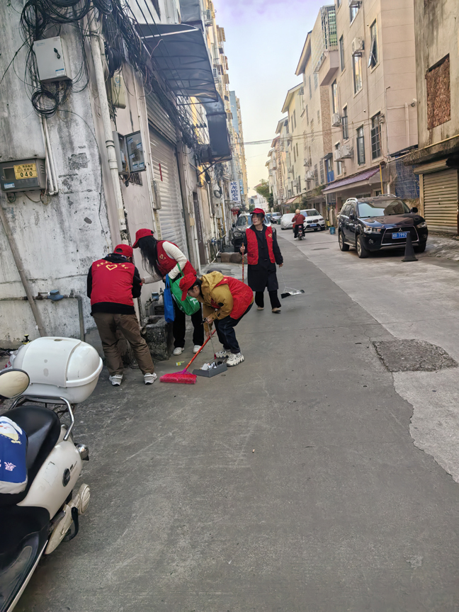 【创文明城市·县发改局】开展综合治理 建设美丽宜居鹿寨1.jpg