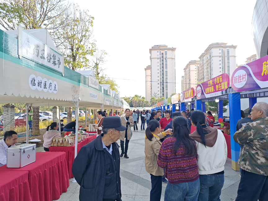 1 药王谷集市 周子健摄.jpg