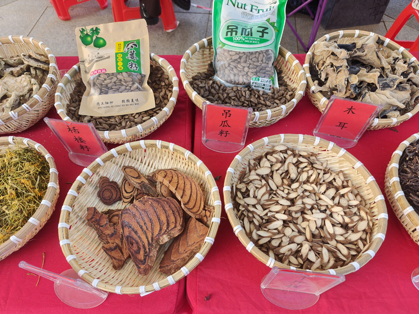 2 摊位展示的拉沟乡部分中药材及农特产品 许力摄 (2).jpg