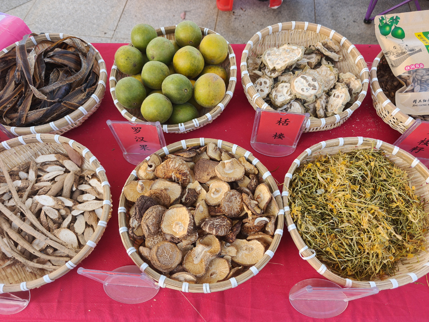 3 摊位展示的拉沟乡部分中药材及农特产品 许力摄.jpg