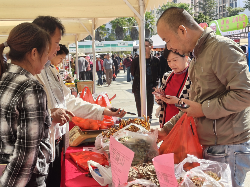 5 游客购买拉沟农特产品 许力摄.jpg