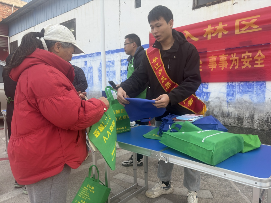 【导江乡】开展综合宣传 筑牢安全防线1.png