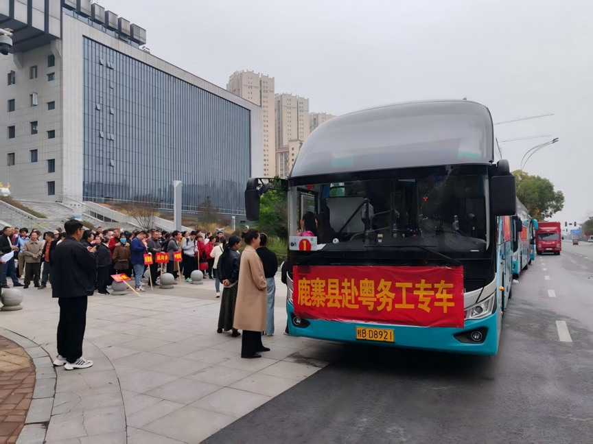 【乡村振兴·四排镇】点对点精准接送 心连心温暖返岗2.png