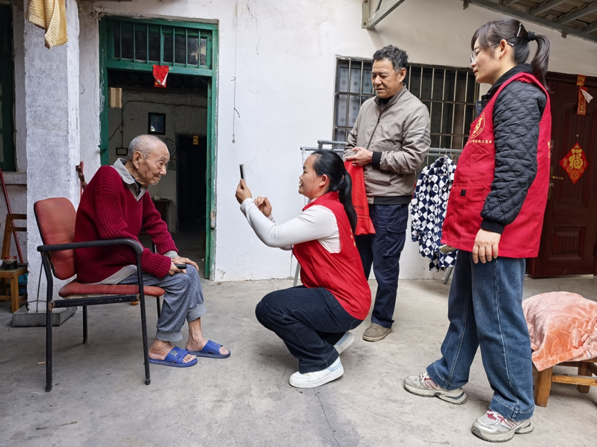 【新时代 新雷锋】鹿寨镇:践行雷锋精神 服务民生暖心1.png