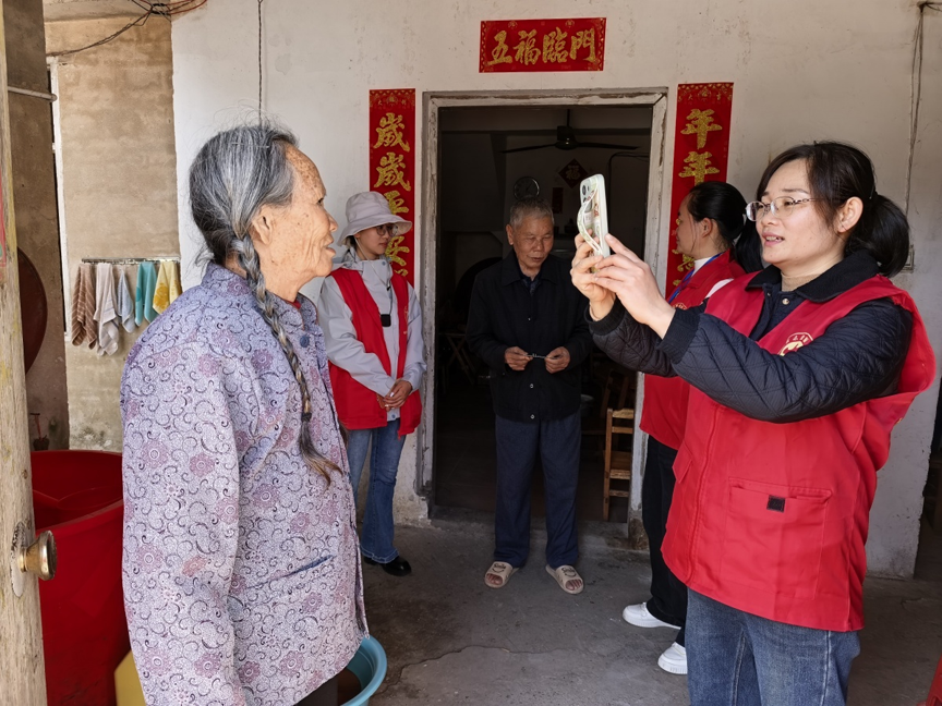 【新时代 新雷锋】鹿寨镇:践行雷锋精神 服务民生暖心2.png