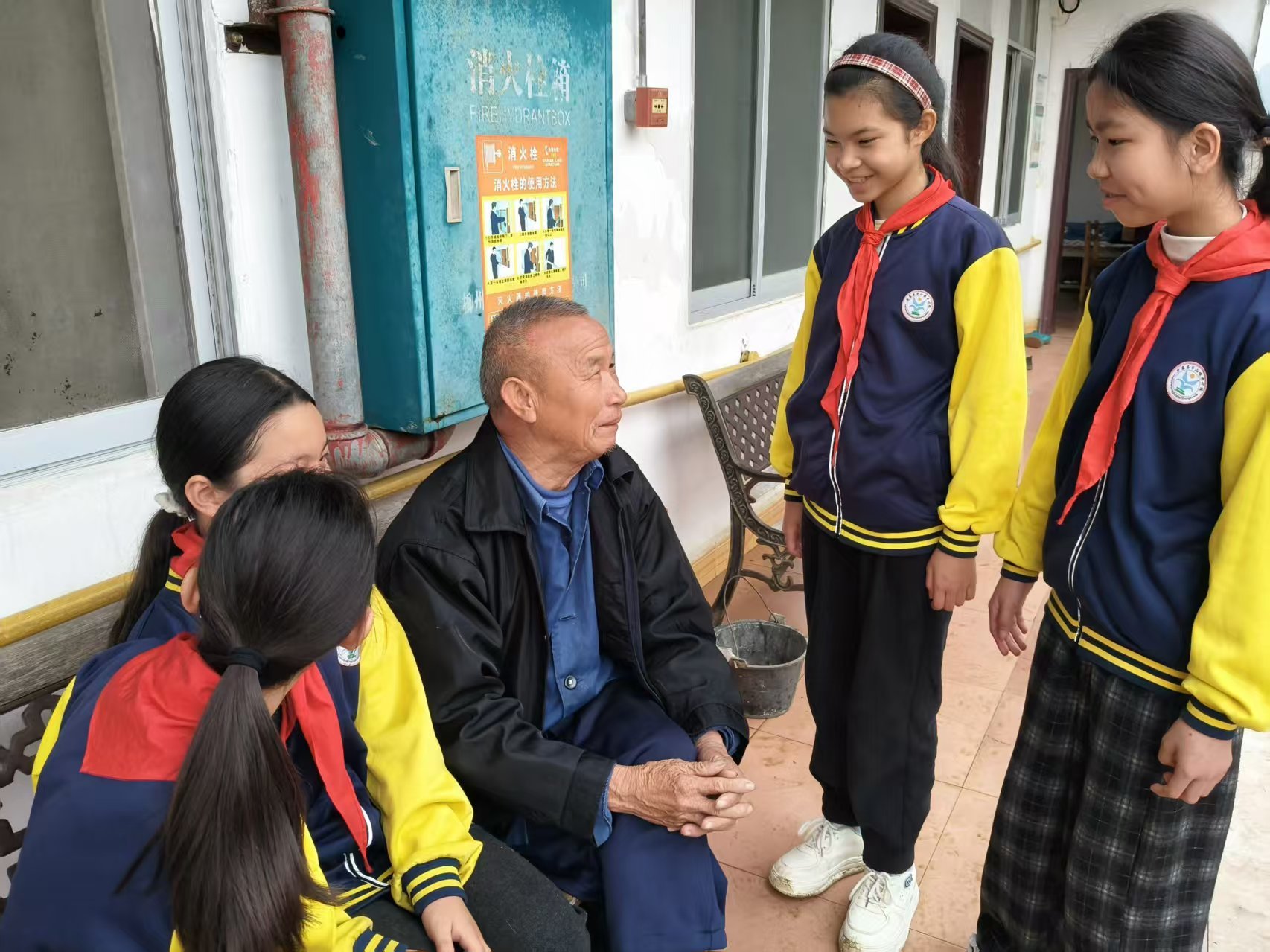 【新时代 新雷锋】弘扬雷锋精神 传递敬老温情1.jpg