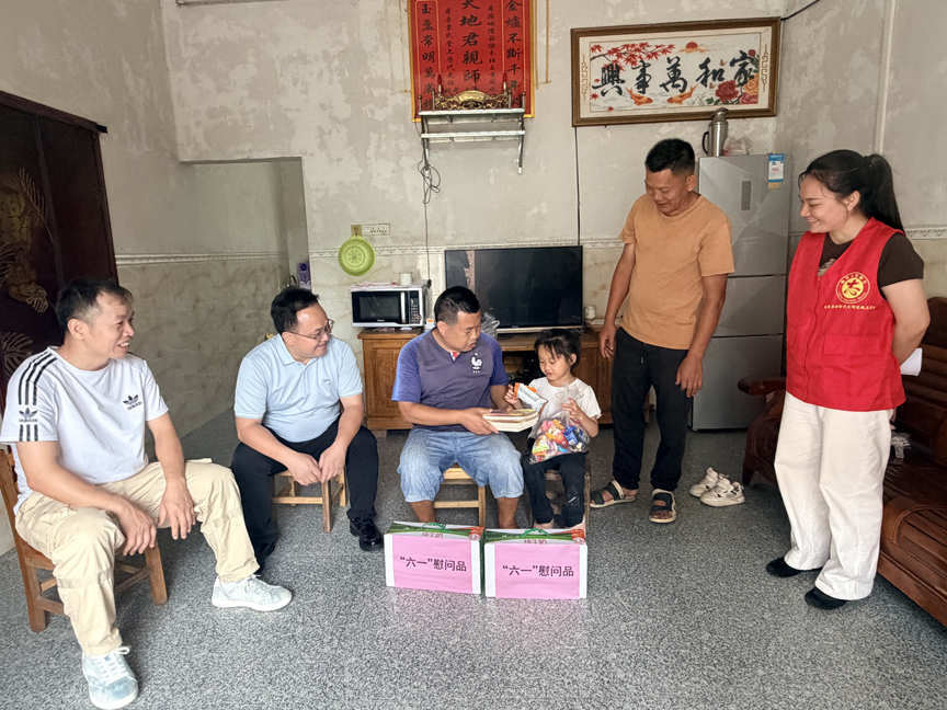 【黄冕镇】情暖“六一”护童心 关爱相伴助成长2.jpg