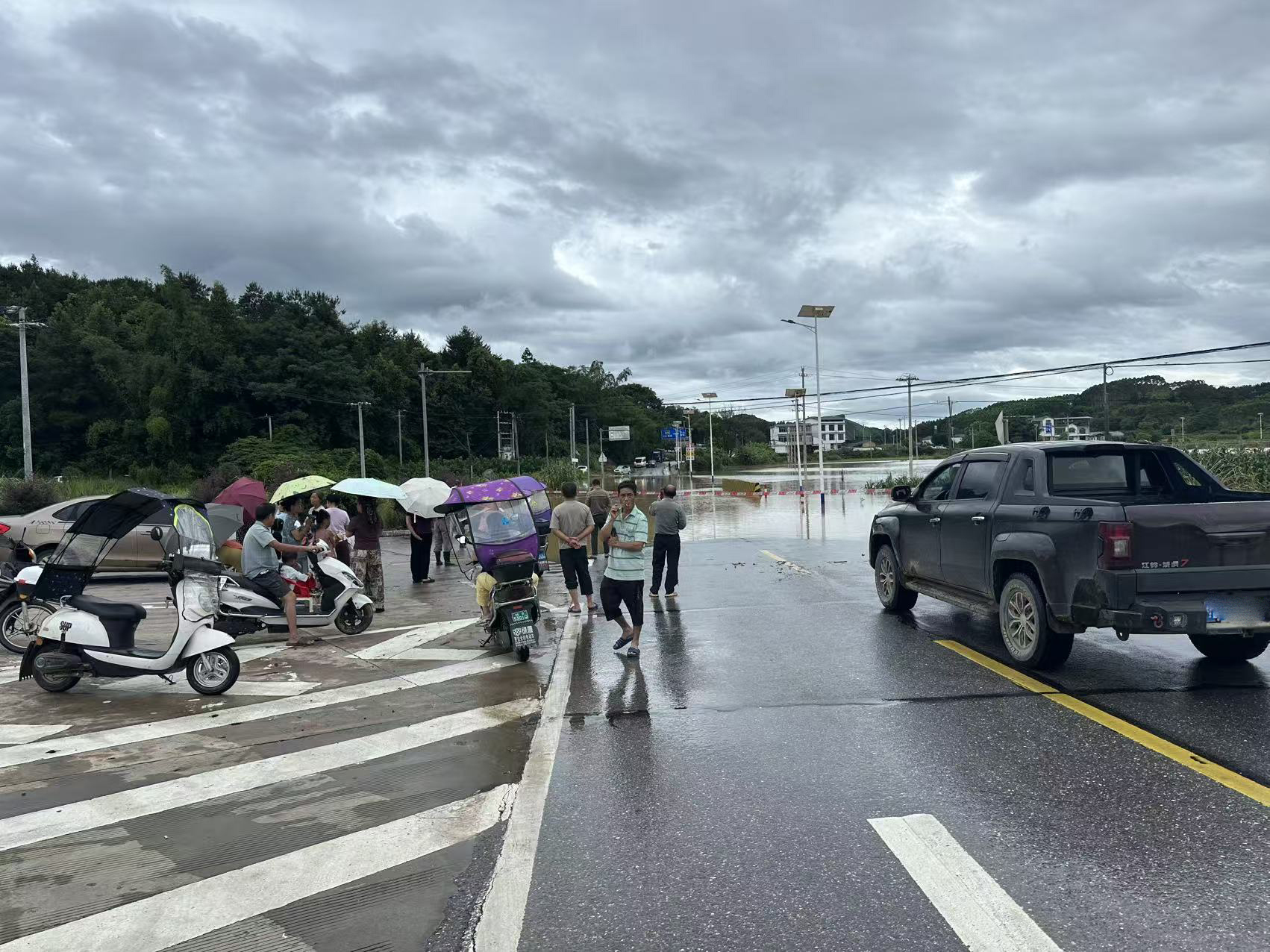 【防汛季】中渡镇:硬核防汛守一线,抢险护民不停歇1.jpg