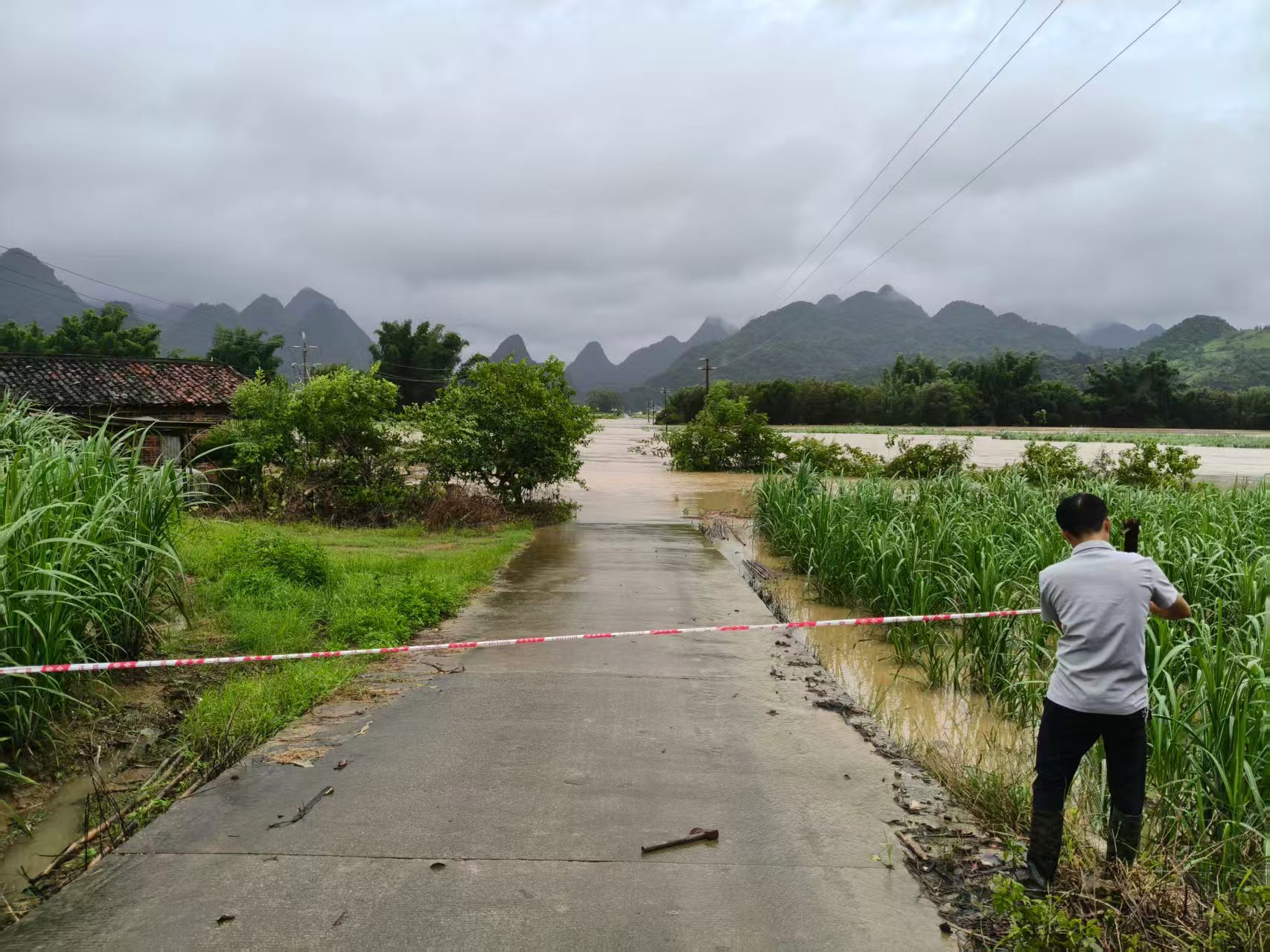 【防汛季】中渡镇:硬核防汛守一线,抢险护民不停歇3.jpg