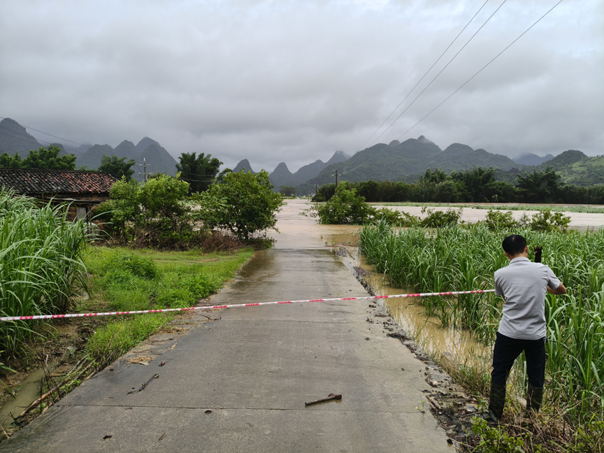 【防汛季】中渡镇:闻“汛”而动勇担当,风雨逆行护民安1.jpg