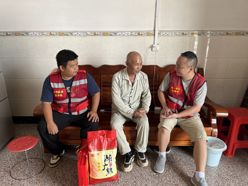 【网络中国节·中秋】黄冕镇:中秋节前开展防汛应急预警物资捐赠暨走访慰问活动3.png