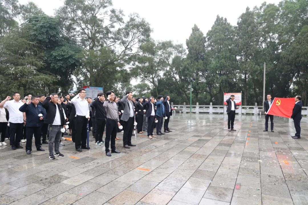 【网络中国节·清明】县中医医院:缅怀革命先烈 赓续红色血脉1.jpg