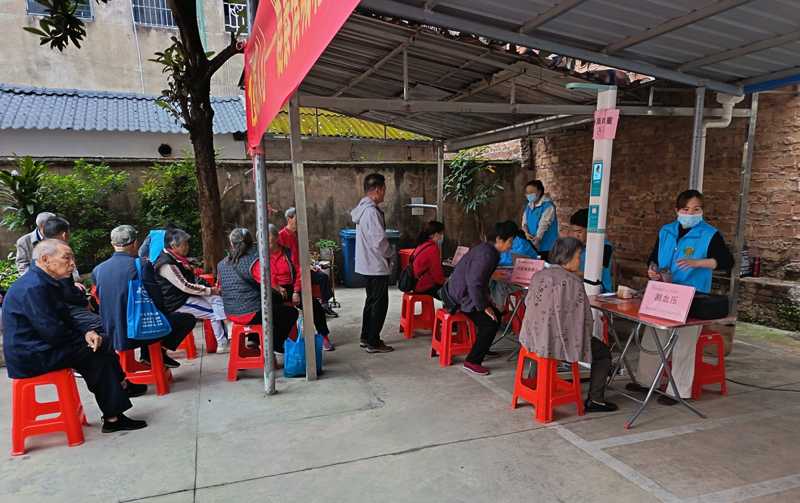 【志愿服务·鹿寨镇】多元宣传筑防线 健康体检惠民生3.png