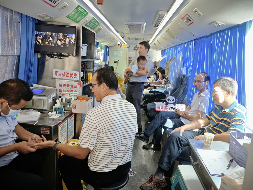 【新时代  新雷锋】鹿寨县组织开展无偿献血活动1.jpg