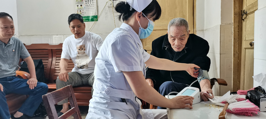 【双拥】心系残疾军人 义诊传递温情3.jpg