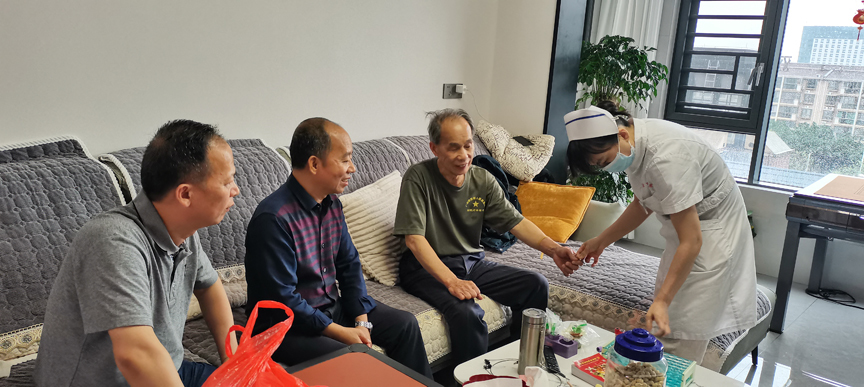 【双拥】心系残疾军人 义诊传递温情4.jpg