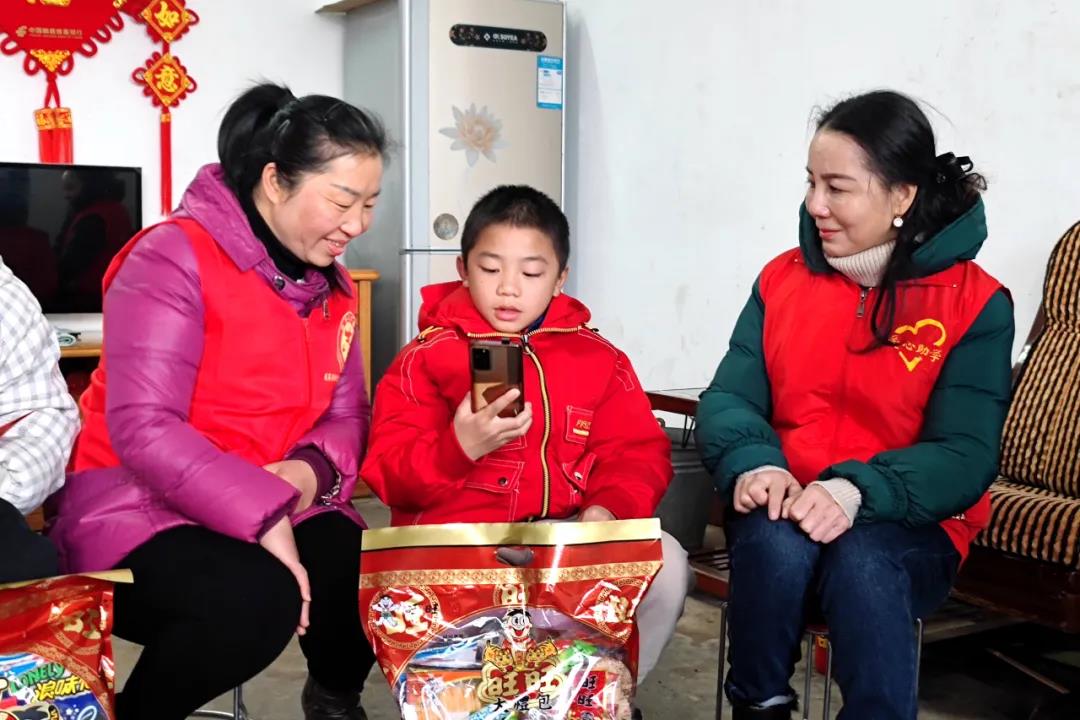 【新春走基层】留守儿童过新年 志愿者送压岁钱1.jpg