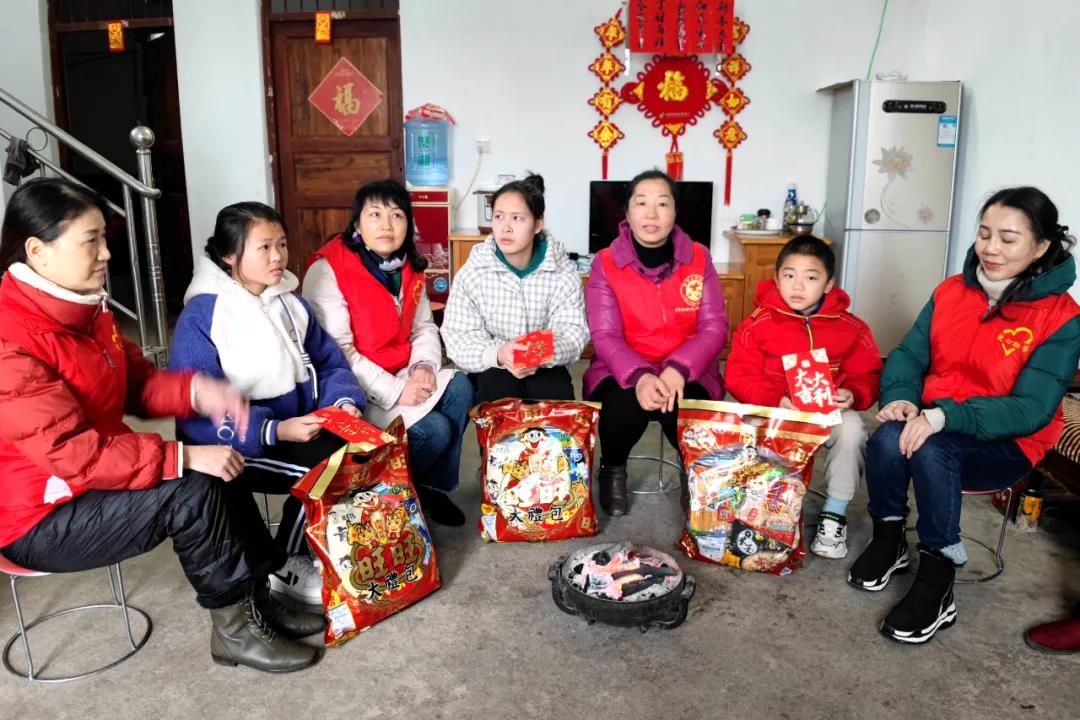 【新春走基层】留守儿童过新年 志愿者送压岁钱2.jpg