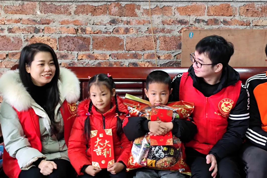 【新春走基层】留守儿童过新年 志愿者送压岁钱3.jpg
