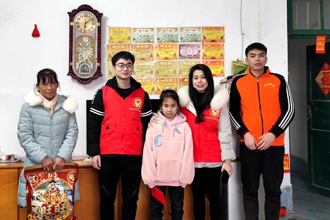 【新春走基层】留守儿童过新年 志愿者送压岁钱5.jpg