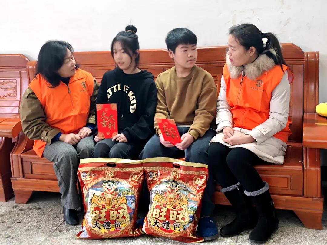 【新春走基层】留守儿童过新年 志愿者送压岁钱4.jpg