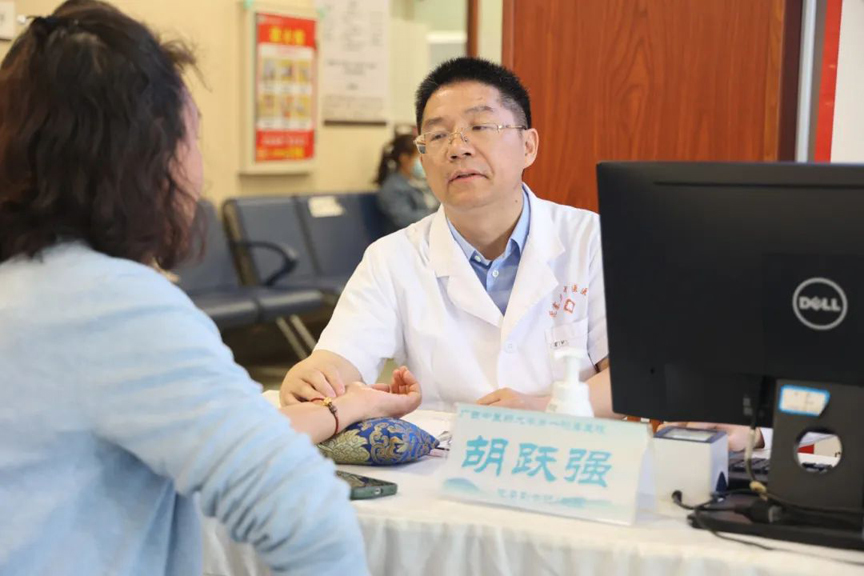 开展“名中医八桂行”活动 提升中医药服务水平4.jpg