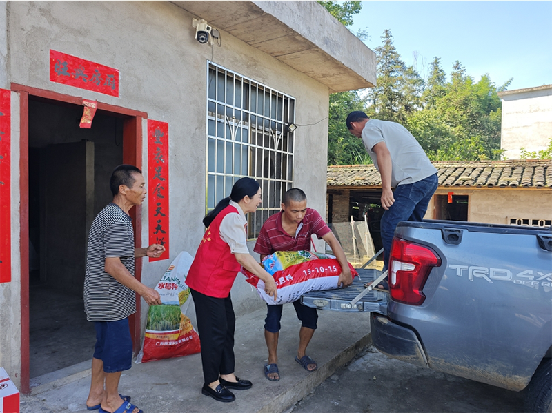 【乡村振兴】每户约2000元,鹿寨这些种植户领到了免费农资4.png