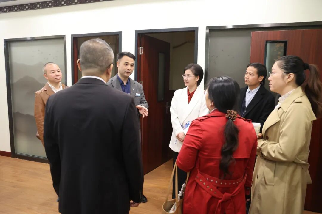 象州县卫生健康局考察组到鹿寨县中医医院参观交流2.png