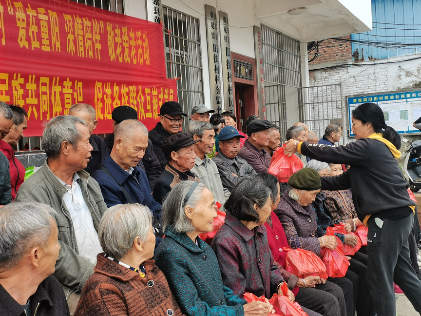 2 旧街村两委向65岁以上老人发放慰问品,村干摄.jpg