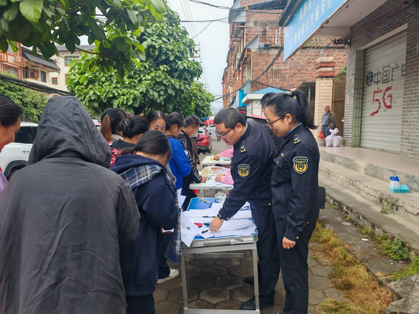 【食品安全】健康服务送到“家门口”!鹿寨县为百名食品从业者集中办证2.png
