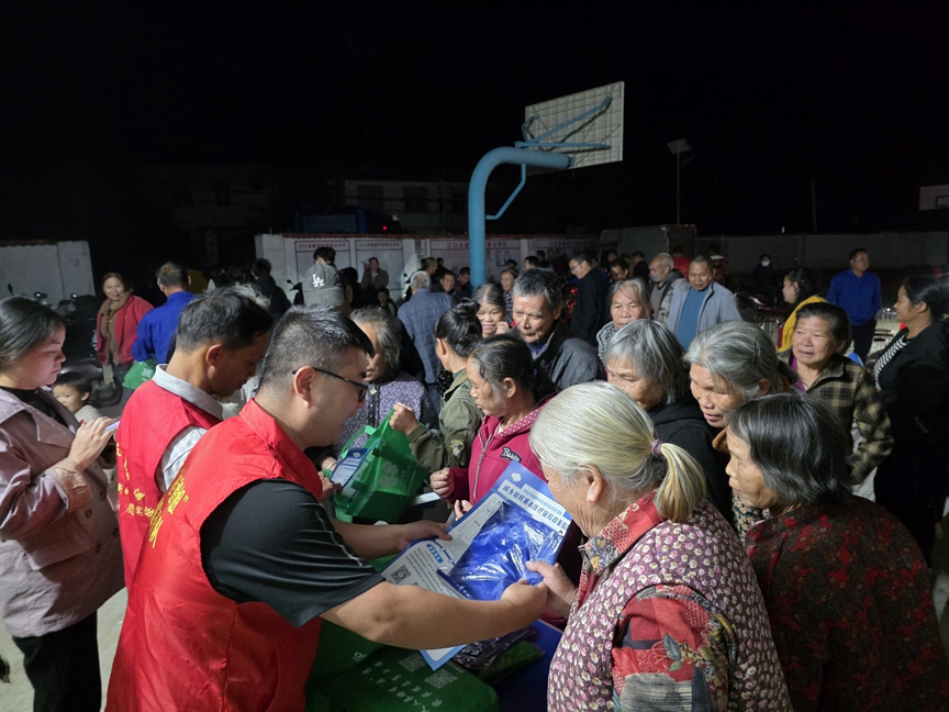 【民族团结】文艺传情聚民心 政策入户促团结3.png