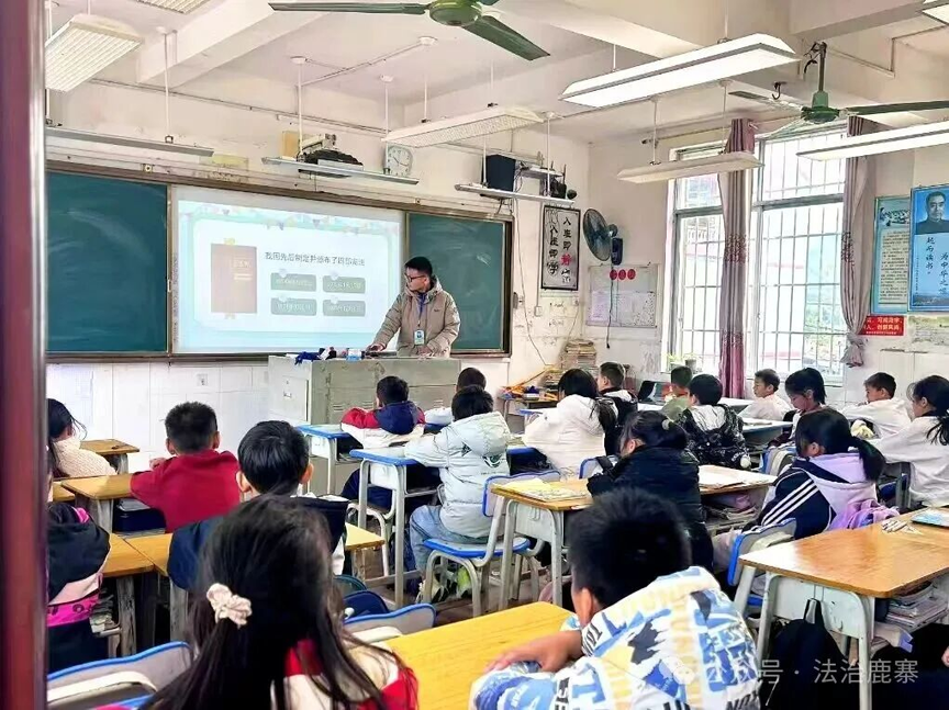 鹿寨县:多形式掀起宪法宣传热潮 让宪法精神深入人心13.png