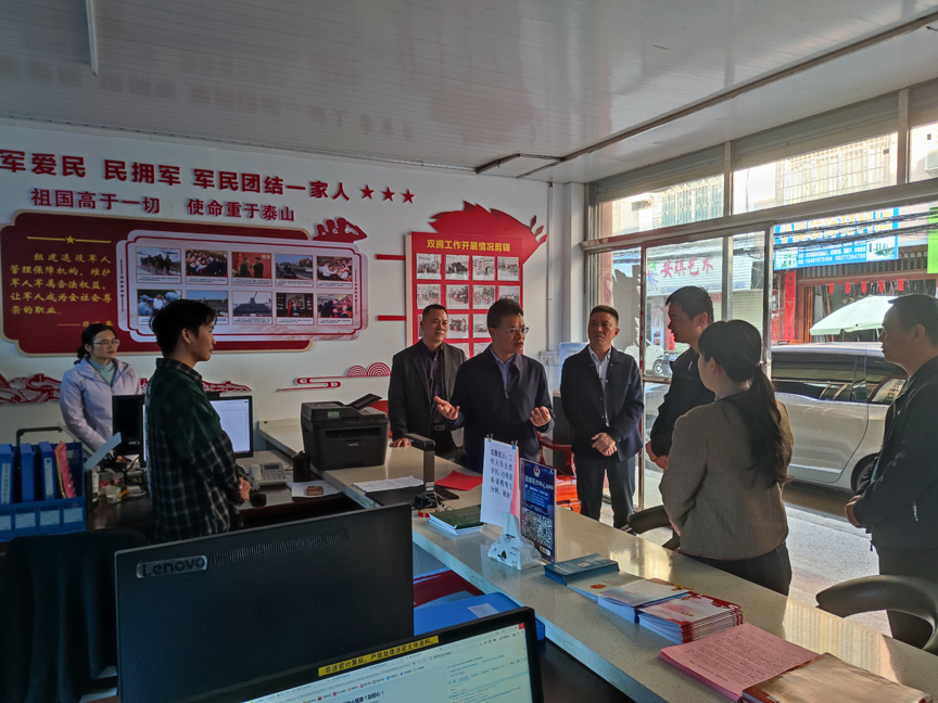 3 调研组在中渡镇退役军人服务站调研了解基层服务站功能发挥情况.jpg