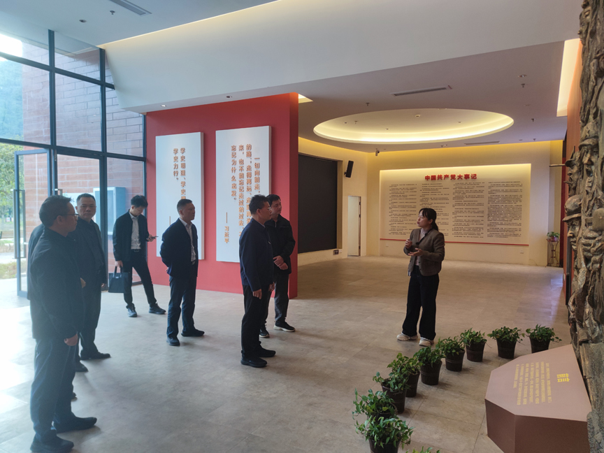 4 调研组在红色文化陈列馆参观调研.jpg
