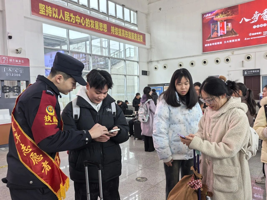 【网络中国节·春节】春运开启!鹿寨铁警这样做→2.png
