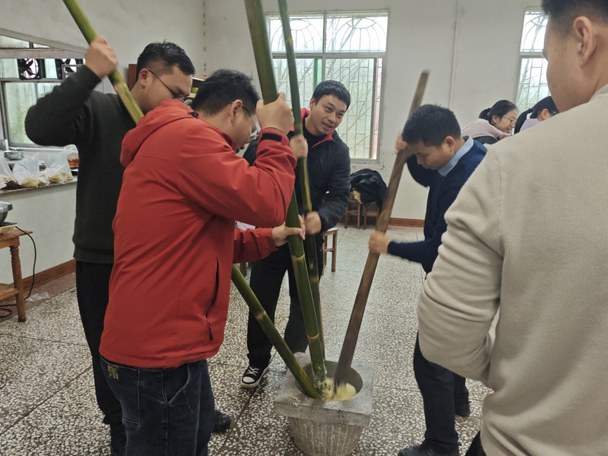 【网络中国节·春节】锤出团结味 奋斗幸福年1.png