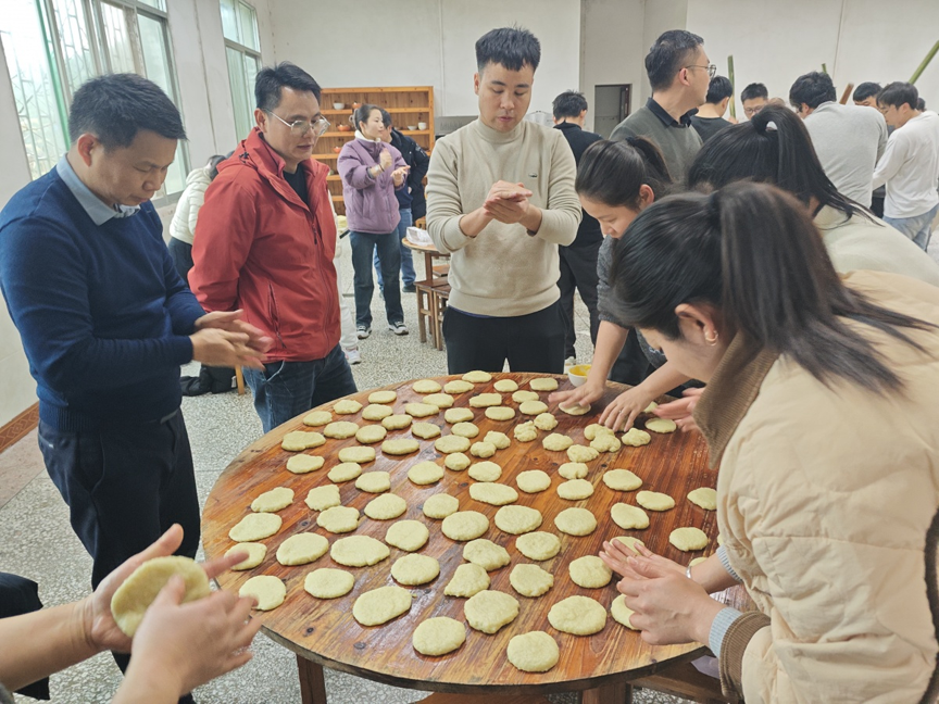 【网络中国节·春节】锤出团结味 奋斗幸福年2.png