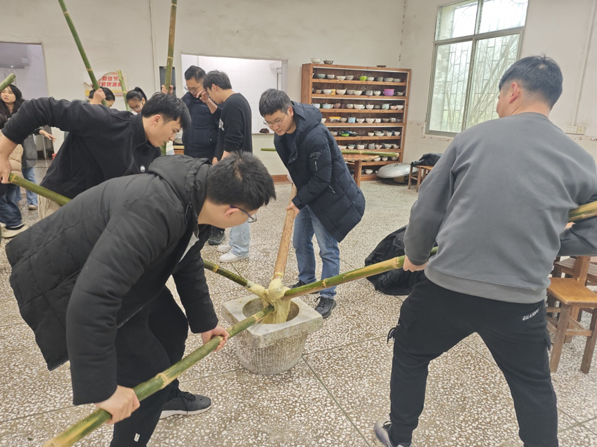 【网络中国节·春节】锤出团结味 奋斗幸福年3.png