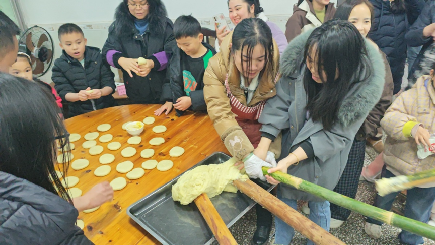 【网络中国节·春节】锤出团结味 奋斗幸福年4.png