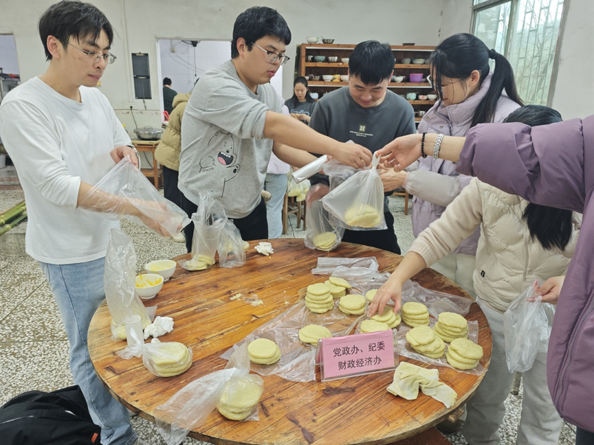 【网络中国节·春节】锤出团结味 奋斗幸福年5.png