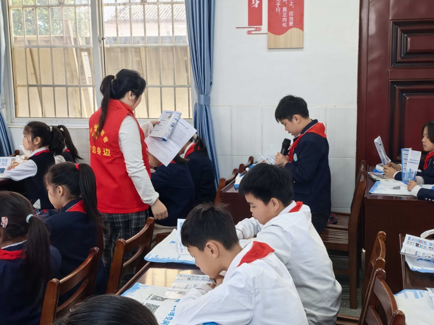 守牢网络安全 远离网络谣言——鹿寨县委网信办开展网络安全和辟谣宣传进校园活动1.png