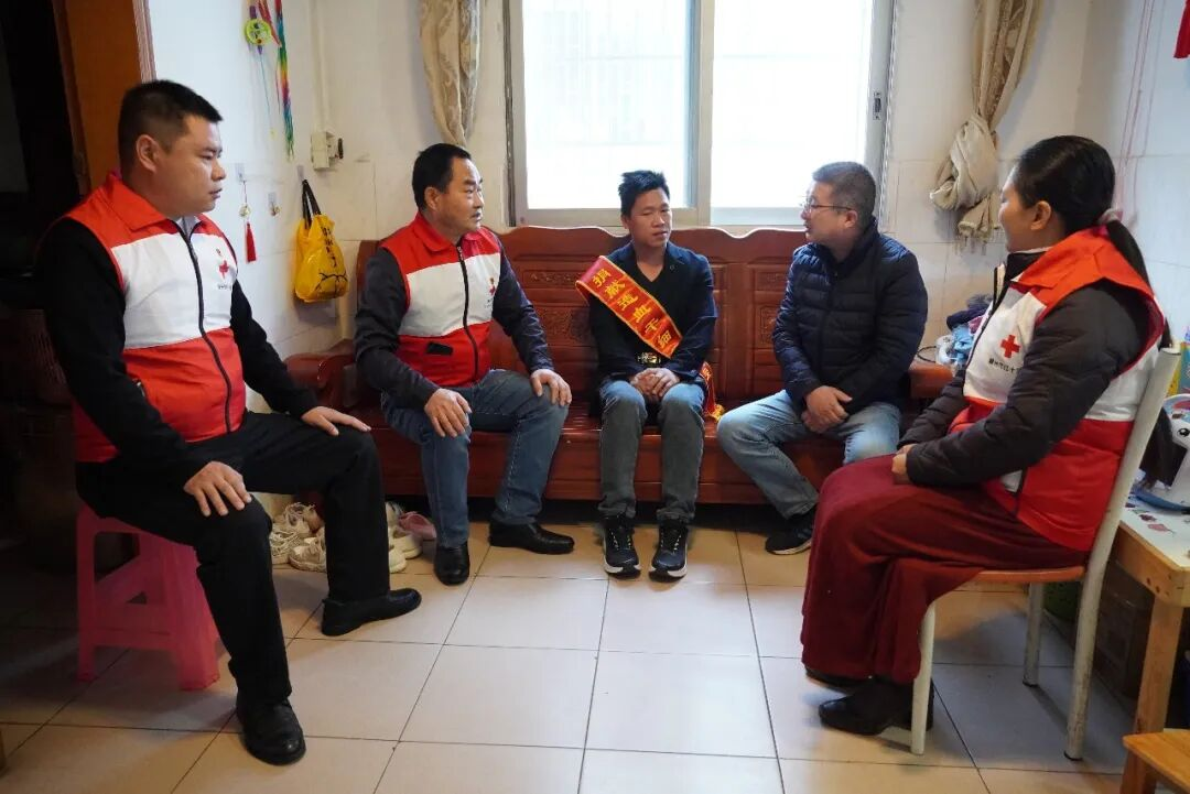 【新时代 新雷锋】鹿寨第10例造血干细胞捐献者!用大爱为生命“续航”,给张先生点赞!1.png